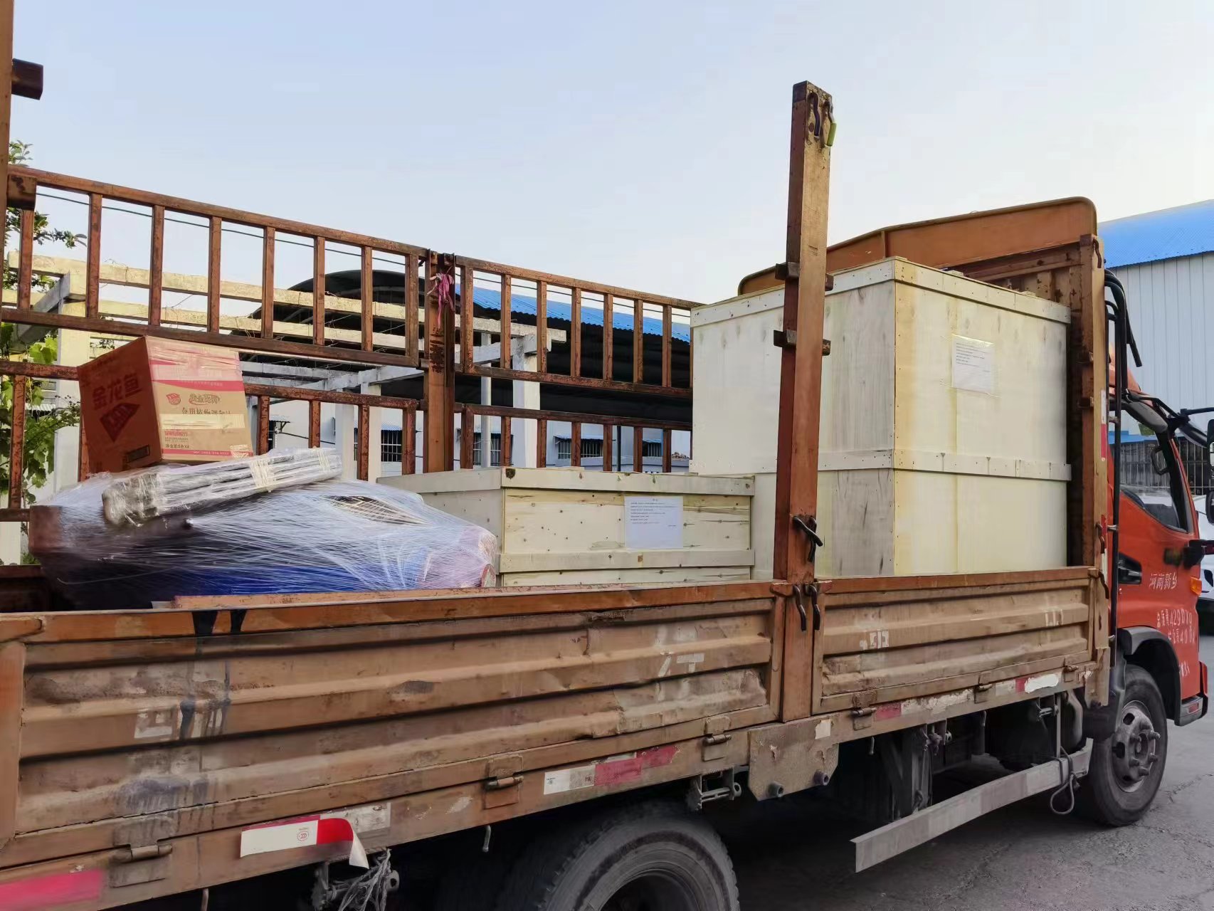 浙江超聲波振動篩和直排篩裝車完成，準備發出